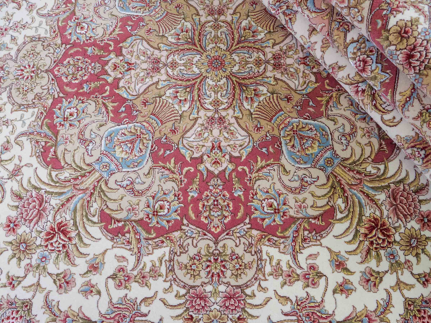 Sehr feiner, handgeknüpfter Khademi Orientteppich mit Täbriz Design aus Wolle mit Seide, creme,  rosa. 312x252 cm. Vertrieb durch Jupiter 