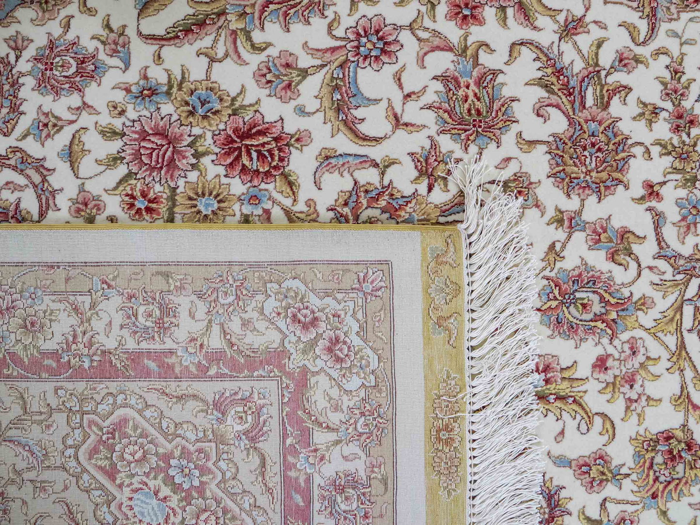 Sehr feiner, handgeknüpfter Khademi Orientteppich mit Täbriz Design aus Wolle mit Seide, creme,  rosa. 312x252 cm. Vertrieb durch Jupiter 