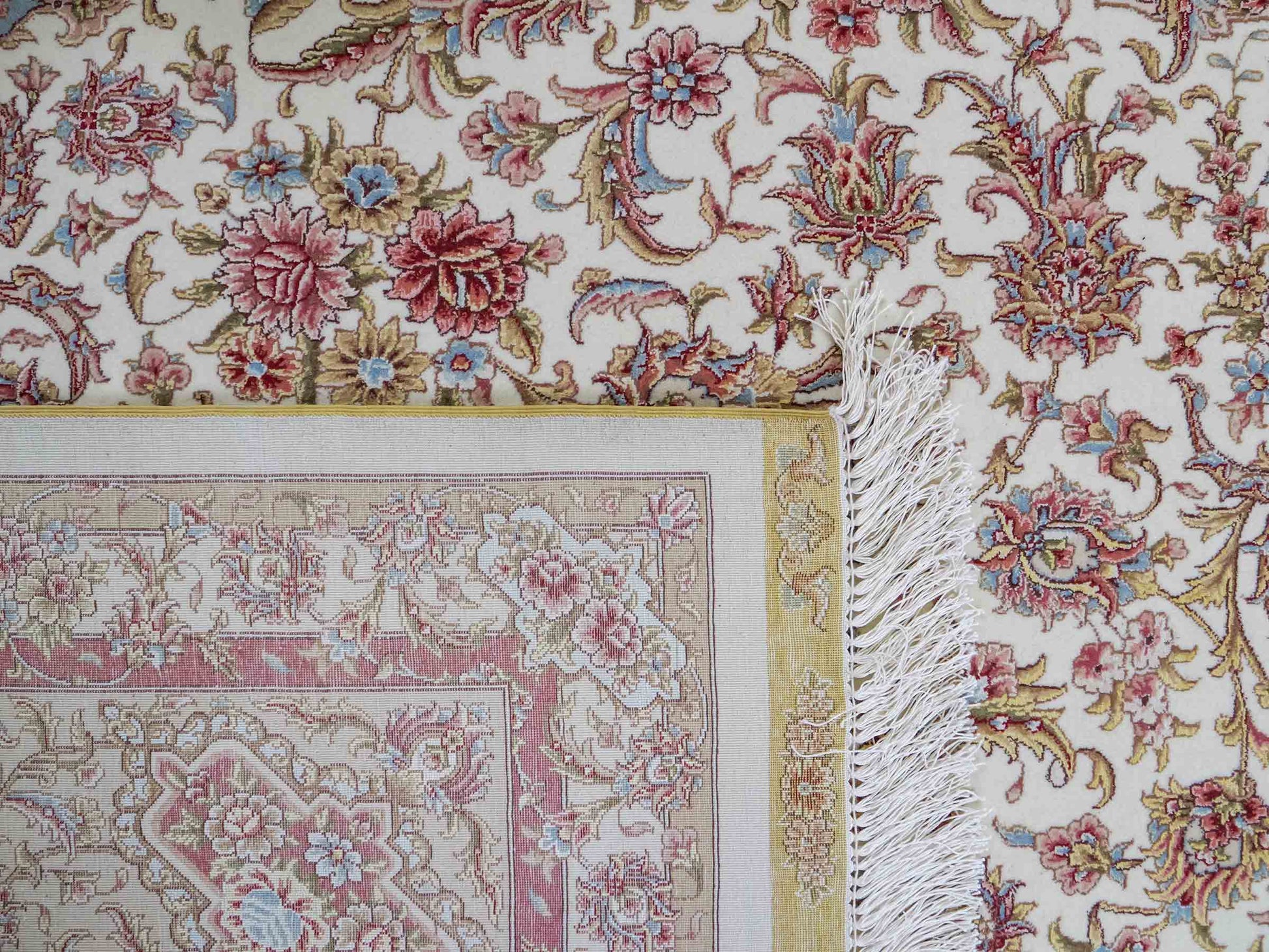 Sehr feiner, handgeknüpfter Khademi Orientteppich mit Täbriz Design aus Wolle mit Seide, creme,  rosa. 312x252 cm. Vertrieb durch Jupiter 