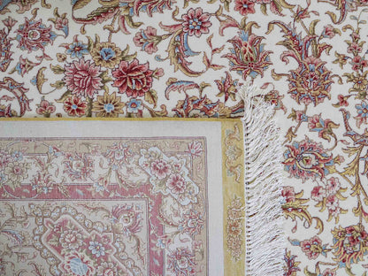 Sehr feiner, handgeknüpfter Khademi Orientteppich mit Täbriz Design aus Wolle mit Seide, creme,  rosa. 312x252 cm. Vertrieb durch Jupiter 