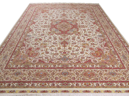 Sehr feiner, handgeknüpfter Khademi Orientteppich mit Täbriz Design aus Wolle mit Seide, creme,  rosa. 312x252 cm. Vertrieb durch Jupiter 
