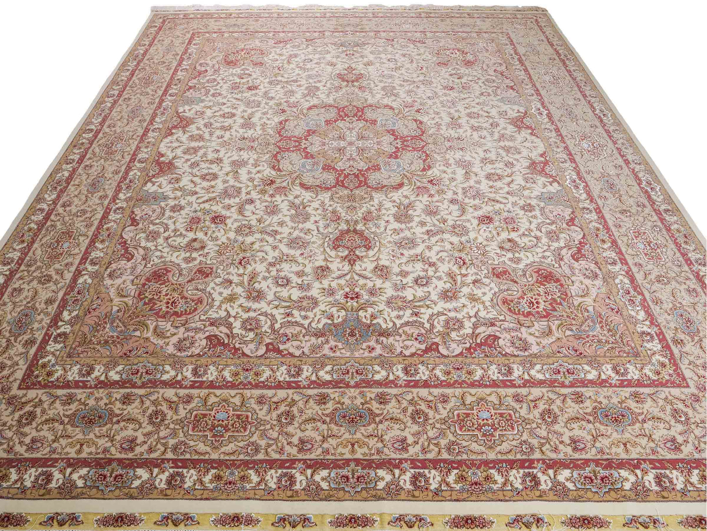 Sehr feiner, handgeknüpfter Khademi Orientteppich mit Täbriz Design aus Wolle mit Seide, creme,  rosa. 312x252 cm. Vertrieb durch Jupiter 