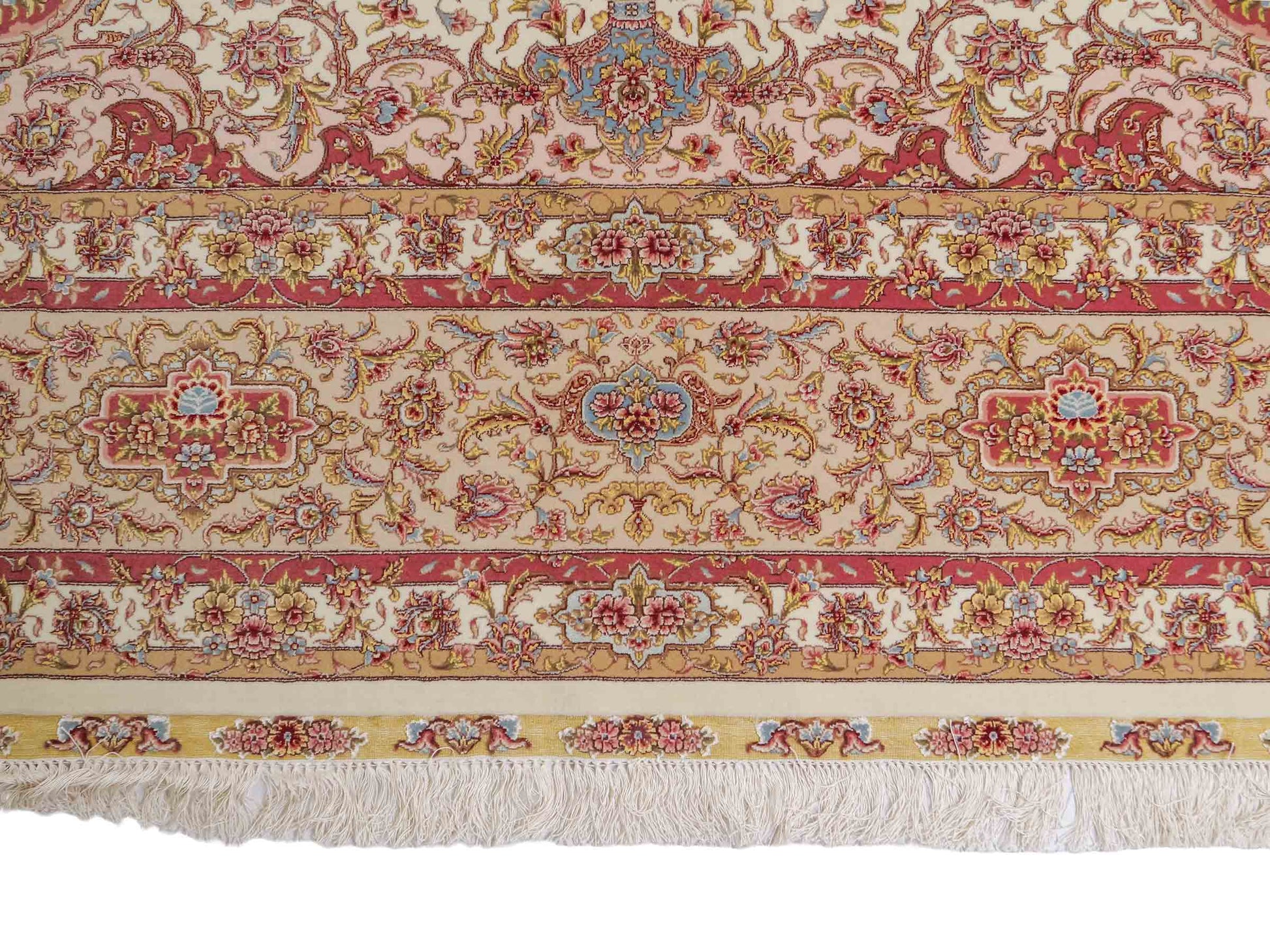 Sehr feiner, handgeknüpfter Khademi Orientteppich mit Täbriz Design aus Wolle mit Seide, creme,  rosa. 312x252 cm. Vertrieb durch Jupiter 