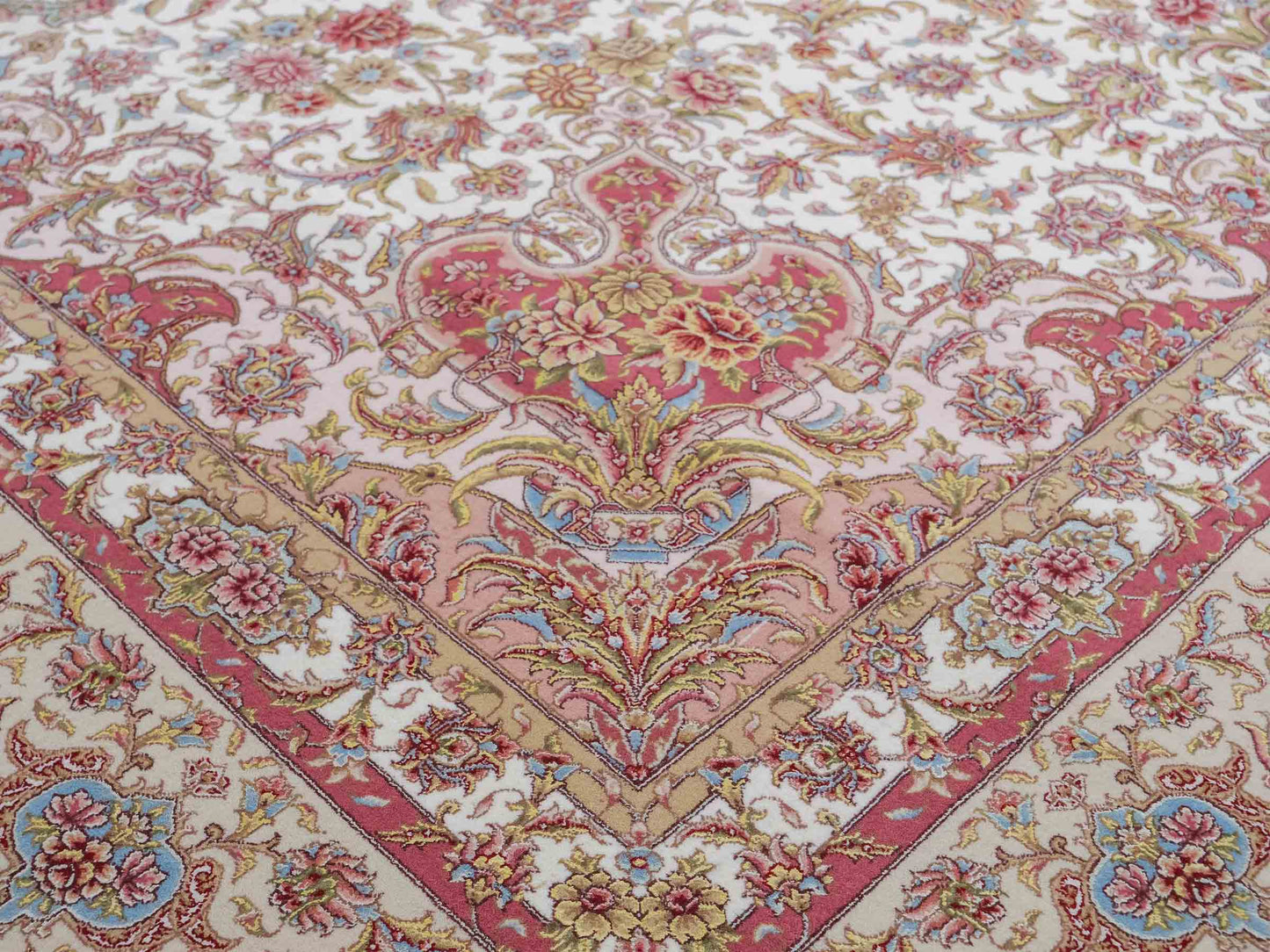 Sehr feiner, handgeknüpfter Khademi Orientteppich mit Täbriz Design aus Wolle mit Seide, creme,  rosa. 312x252 cm. Vertrieb durch Jupiter 