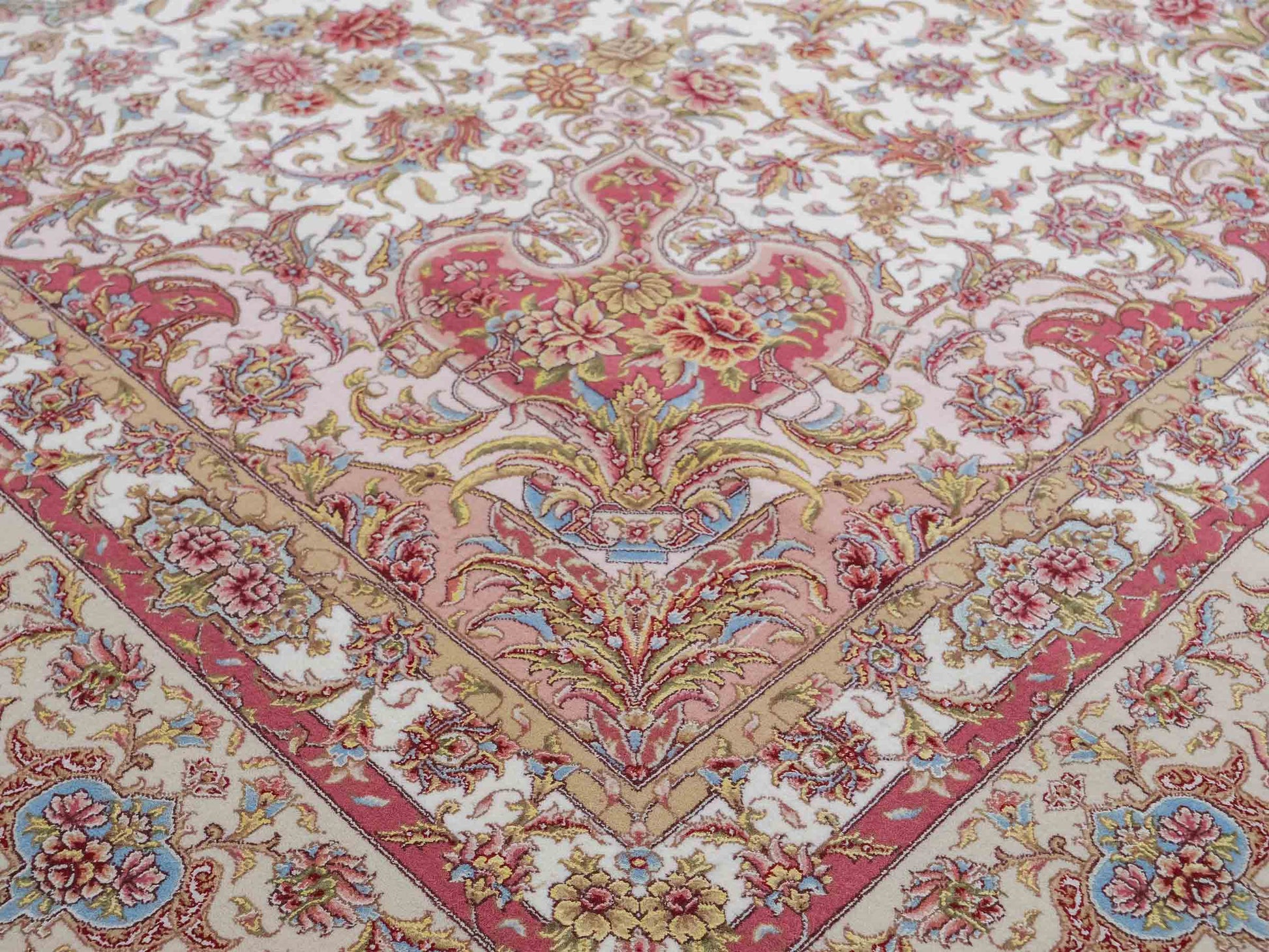 Sehr feiner, handgeknüpfter Khademi Orientteppich mit Täbriz Design aus Wolle mit Seide, creme,  rosa. 312x252 cm. Vertrieb durch Jupiter 