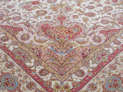 Sehr feiner, handgeknüpfter Khademi Orientteppich mit Täbriz Design aus Wolle mit Seide, creme,  rosa. 312x252 cm. Vertrieb durch Jupiter 