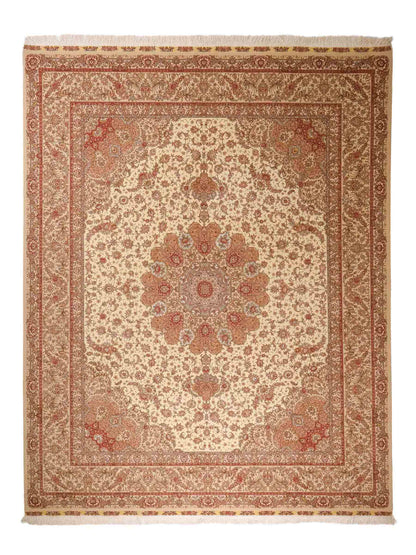 Sehr feiner, handgeknüpfter Khademi Orientteppich mit Täbriz Design aus Wolle mit Seide, creme, rosa. 313x253 cm. Vertrieb durch Jupiter Intl.