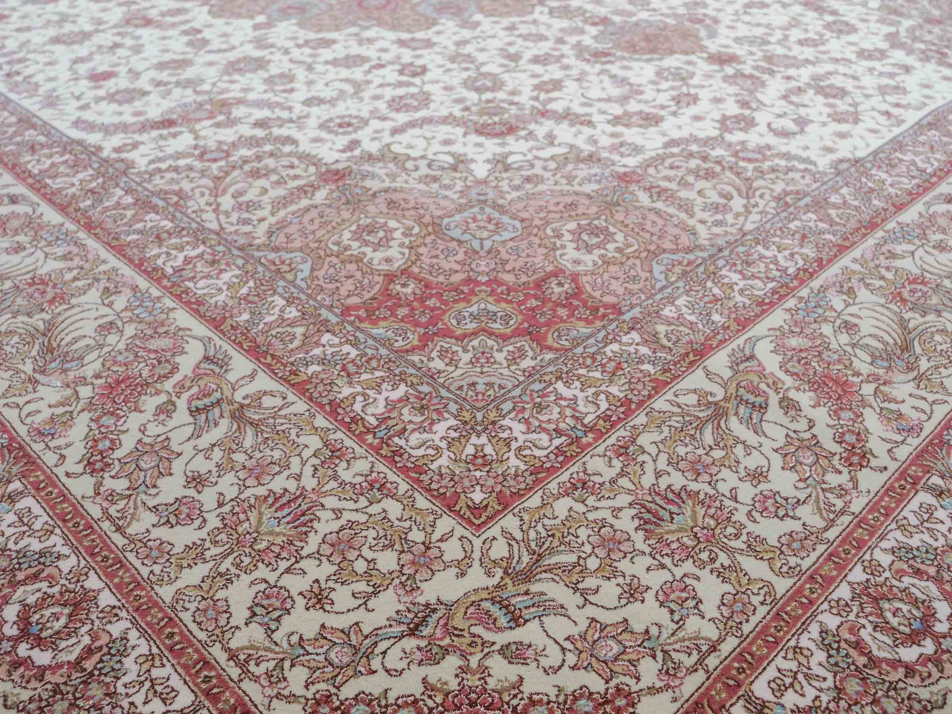 Sehr feiner, handgeknüpfter Khademi Orientteppich mit Täbriz Design aus Wolle mit Seide, creme, rosa. 313x253 cm. Vertrieb durch Jupiter Intl.