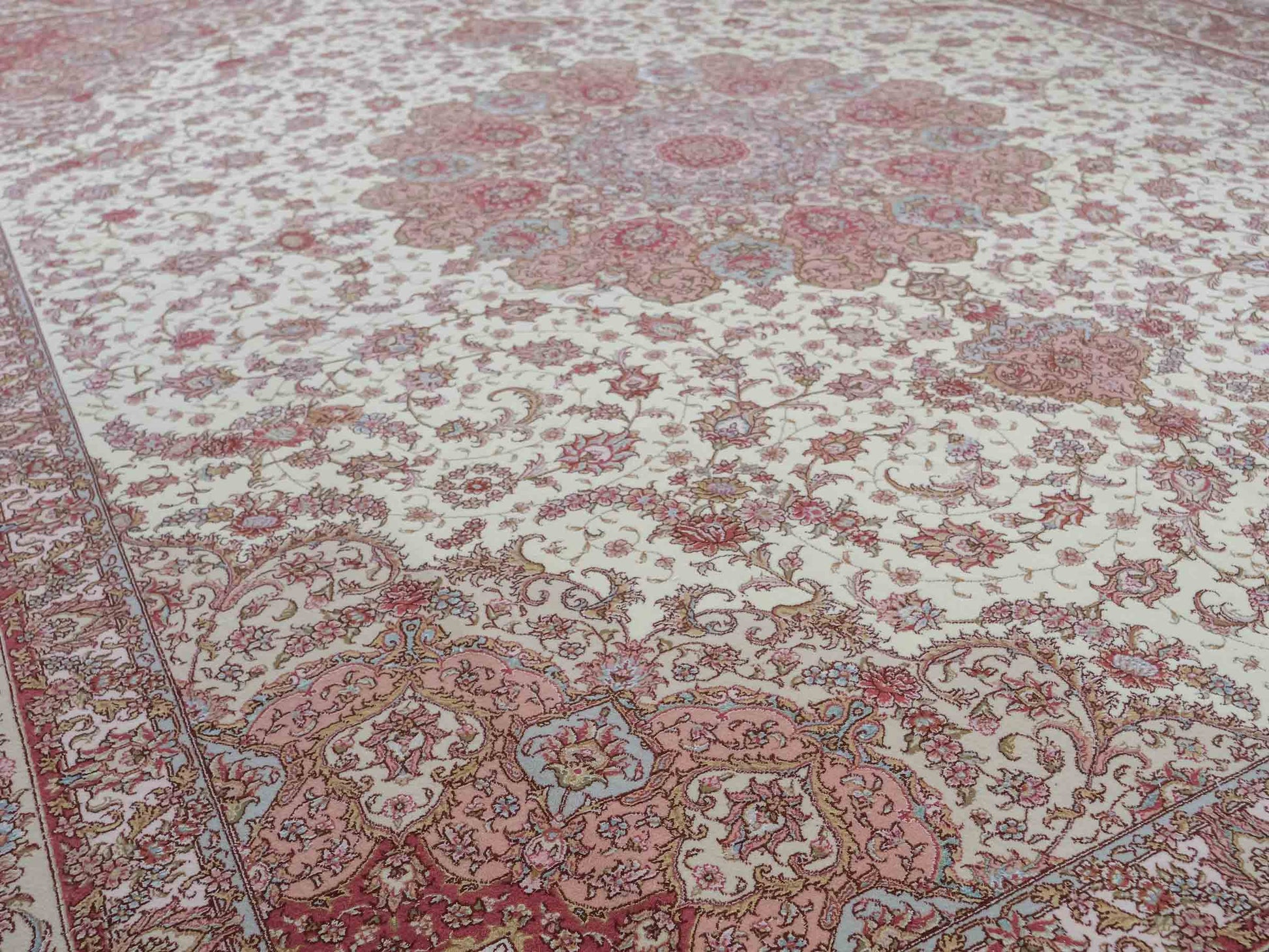 Sehr feiner, handgeknüpfter Khademi Orientteppich mit Täbriz Design aus Wolle mit Seide, creme, rosa. 313x253 cm. Vertrieb durch Jupiter Intl.