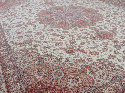 Sehr feiner, handgeknüpfter Khademi Orientteppich mit Täbriz Design aus Wolle mit Seide, creme, rosa. 313x253 cm. Vertrieb durch Jupiter Intl.