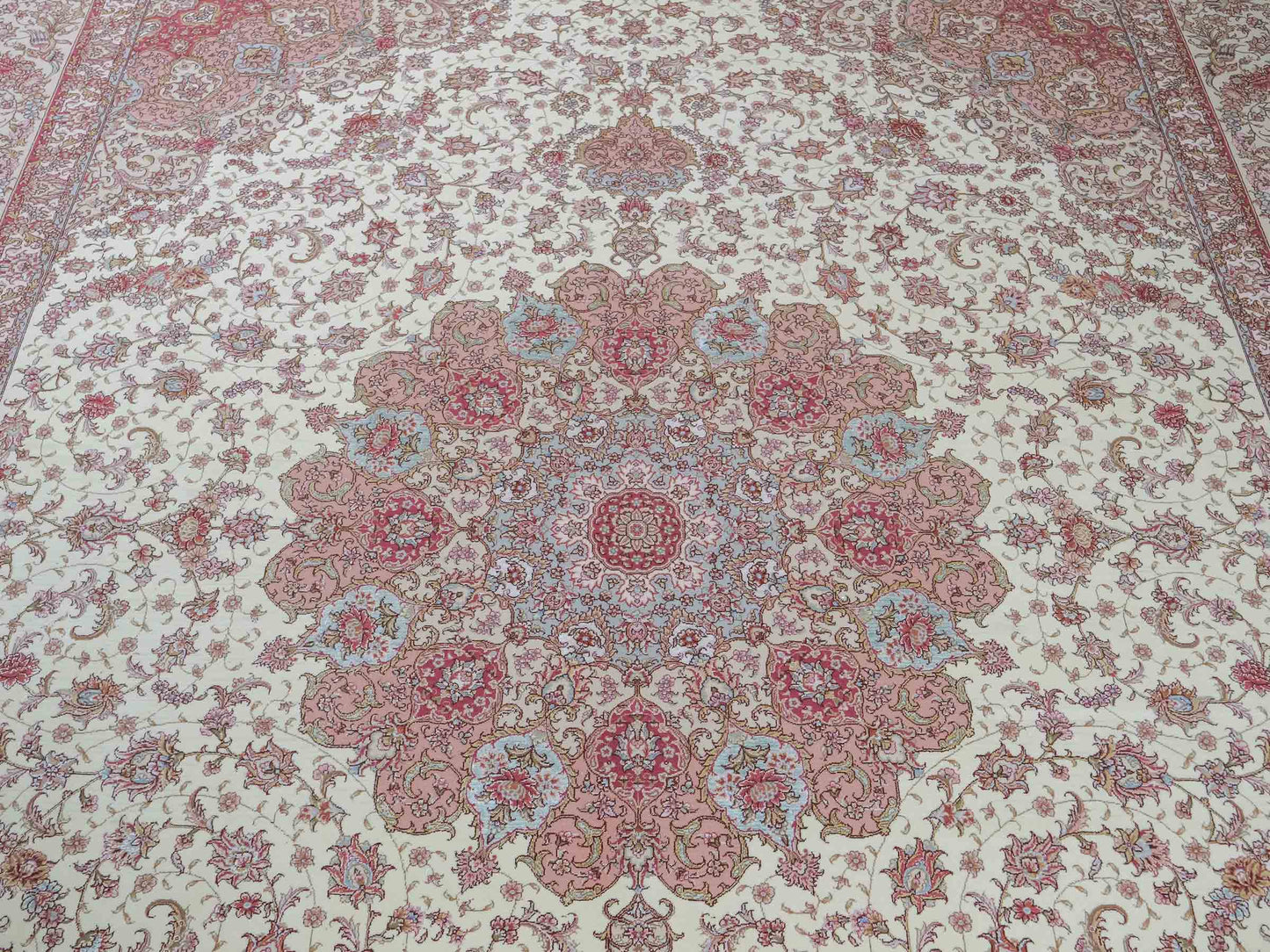 Sehr feiner, handgeknüpfter Khademi Orientteppich mit Täbriz Design aus Wolle mit Seide, creme, rosa. 313x253 cm. Vertrieb durch Jupiter Intl.