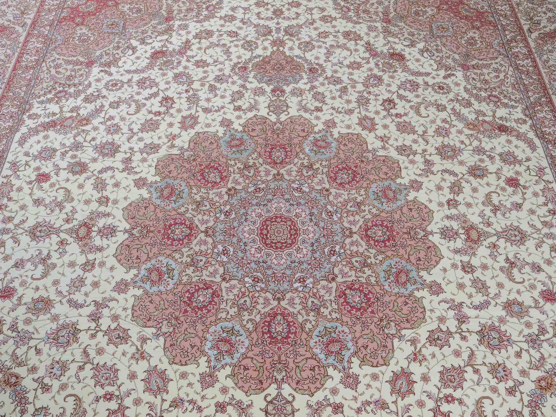 Sehr feiner, handgeknüpfter Khademi Orientteppich mit Täbriz Design aus Wolle mit Seide, creme, rosa. 313x253 cm. Vertrieb durch Jupiter Intl.