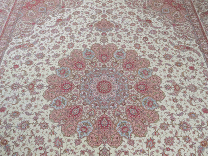 Sehr feiner, handgeknüpfter Khademi Orientteppich mit Täbriz Design aus Wolle mit Seide, creme, rosa. 313x253 cm. Vertrieb durch Jupiter Intl.