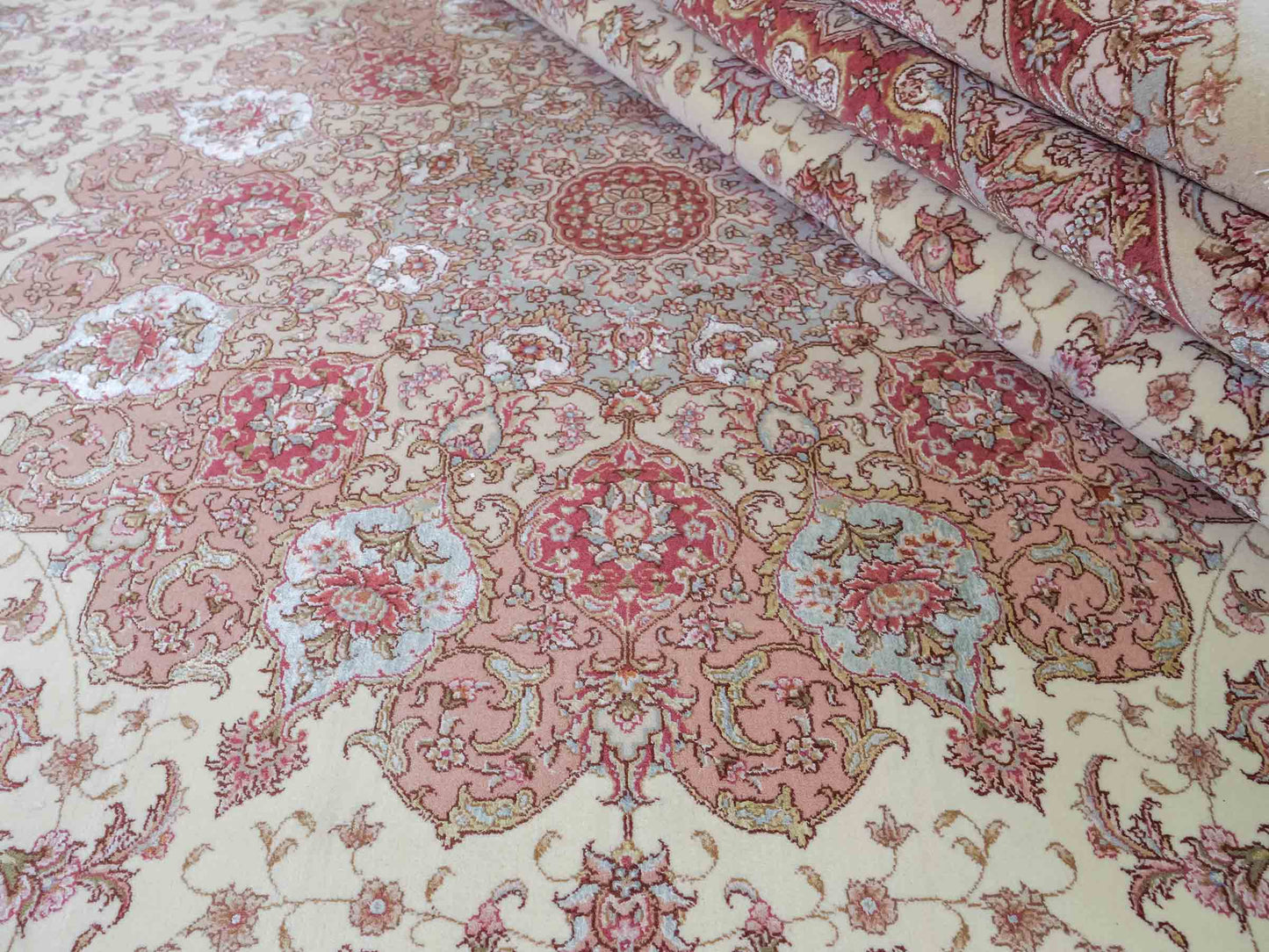 Sehr feiner, handgeknüpfter Khademi Orientteppich mit Täbriz Design aus Wolle mit Seide, creme, rosa. 313x253 cm. Vertrieb durch Jupiter Intl.