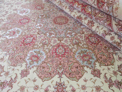 Sehr feiner, handgeknüpfter Khademi Orientteppich mit Täbriz Design aus Wolle mit Seide, creme, rosa. 313x253 cm. Vertrieb durch Jupiter Intl.