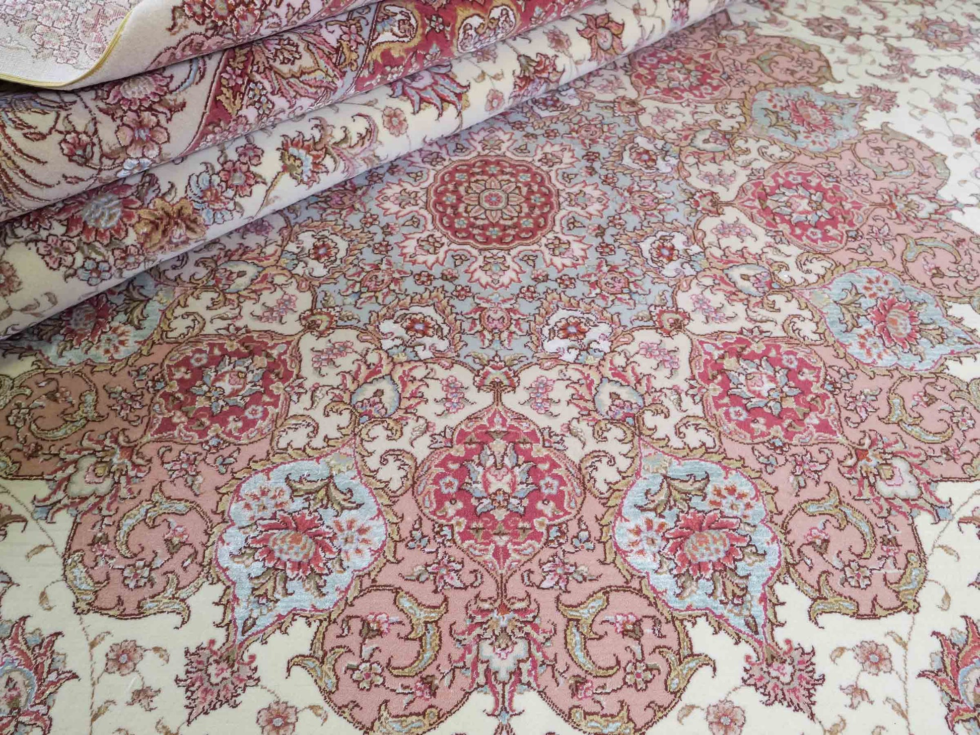 Sehr feiner, handgeknüpfter Khademi Orientteppich mit Täbriz Design aus Wolle mit Seide, creme, rosa. 313x253 cm. Vertrieb durch Jupiter Intl.