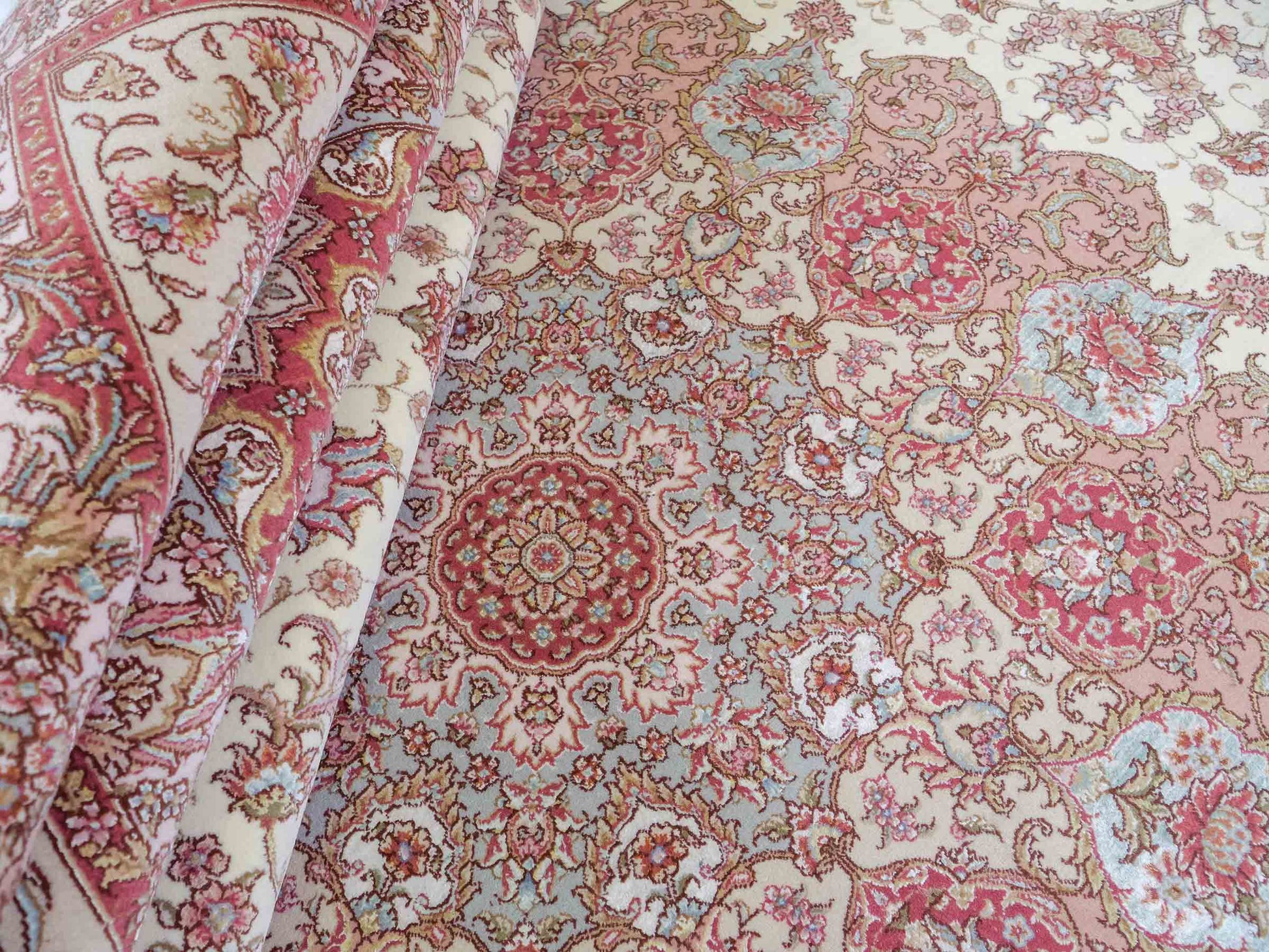 Sehr feiner, handgeknüpfter Khademi Orientteppich mit Täbriz Design aus Wolle mit Seide, creme, rosa. 313x253 cm. Vertrieb durch Jupiter Intl.