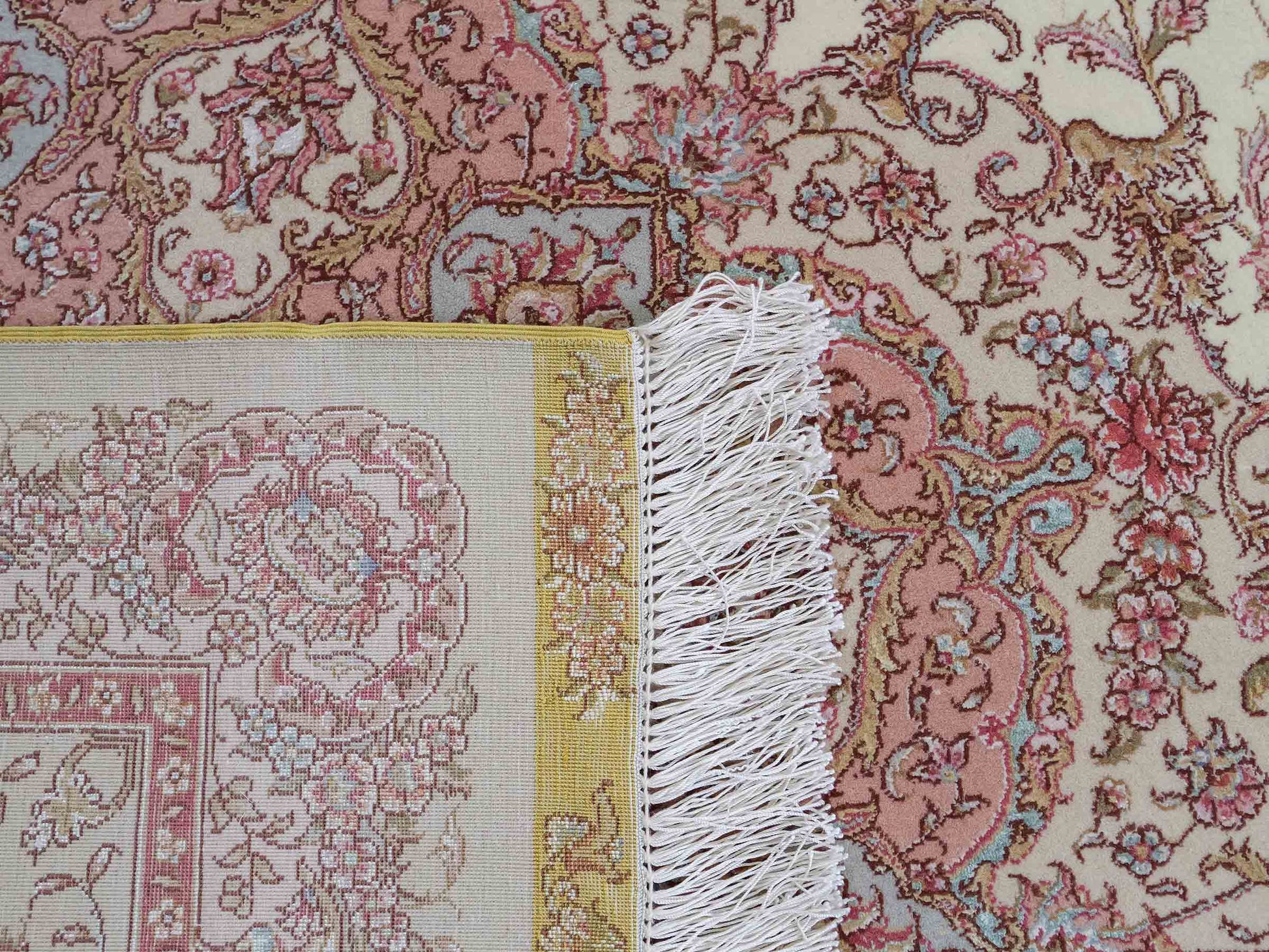Sehr feiner, handgeknüpfter Khademi Orientteppich mit Täbriz Design aus Wolle mit Seide, creme, rosa. 313x253 cm. Vertrieb durch Jupiter Intl.
