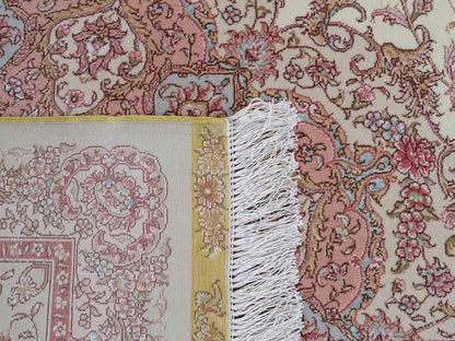 Sehr feiner, handgeknüpfter Khademi Orientteppich mit Täbriz Design aus Wolle mit Seide, creme, rosa. 313x253 cm. Vertrieb durch Jupiter Intl.