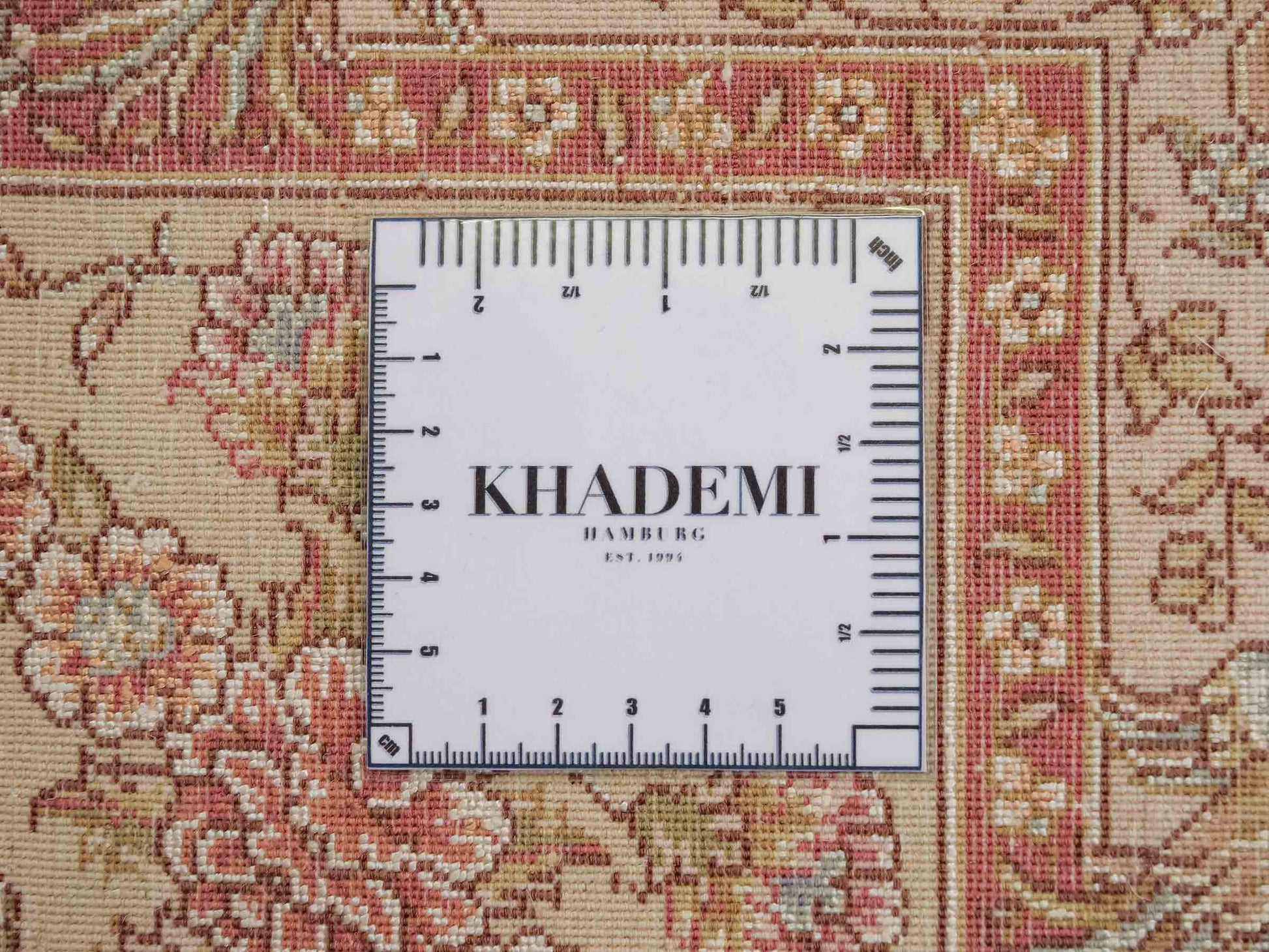 Sehr feiner, handgeknüpfter Khademi Orientteppich mit Täbriz Design aus Wolle mit Seide, creme, rosa. 313x253 cm. Vertrieb durch Jupiter Intl.