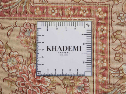 Sehr feiner, handgeknüpfter Khademi Orientteppich mit Täbriz Design aus Wolle mit Seide, creme, rosa. 313x253 cm. Vertrieb durch Jupiter Intl.
