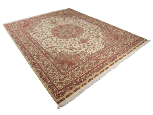 Sehr feiner, handgeknüpfter Khademi Orientteppich mit Täbriz Design aus Wolle mit Seide, creme, rosa. 313x253 cm. Vertrieb durch Jupiter Intl.