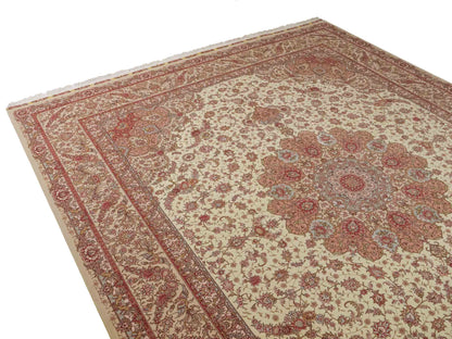 Sehr feiner, handgeknüpfter Khademi Orientteppich mit Täbriz Design aus Wolle mit Seide, creme, rosa. 313x253 cm. Vertrieb durch Jupiter Intl.