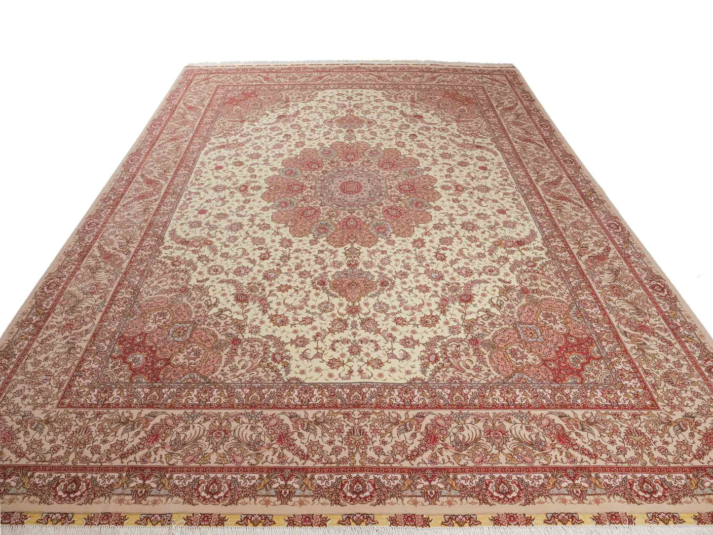 Sehr feiner, handgeknüpfter Khademi Orientteppich mit Täbriz Design aus Wolle mit Seide, creme, rosa. 313x253 cm. Vertrieb durch Jupiter Intl.