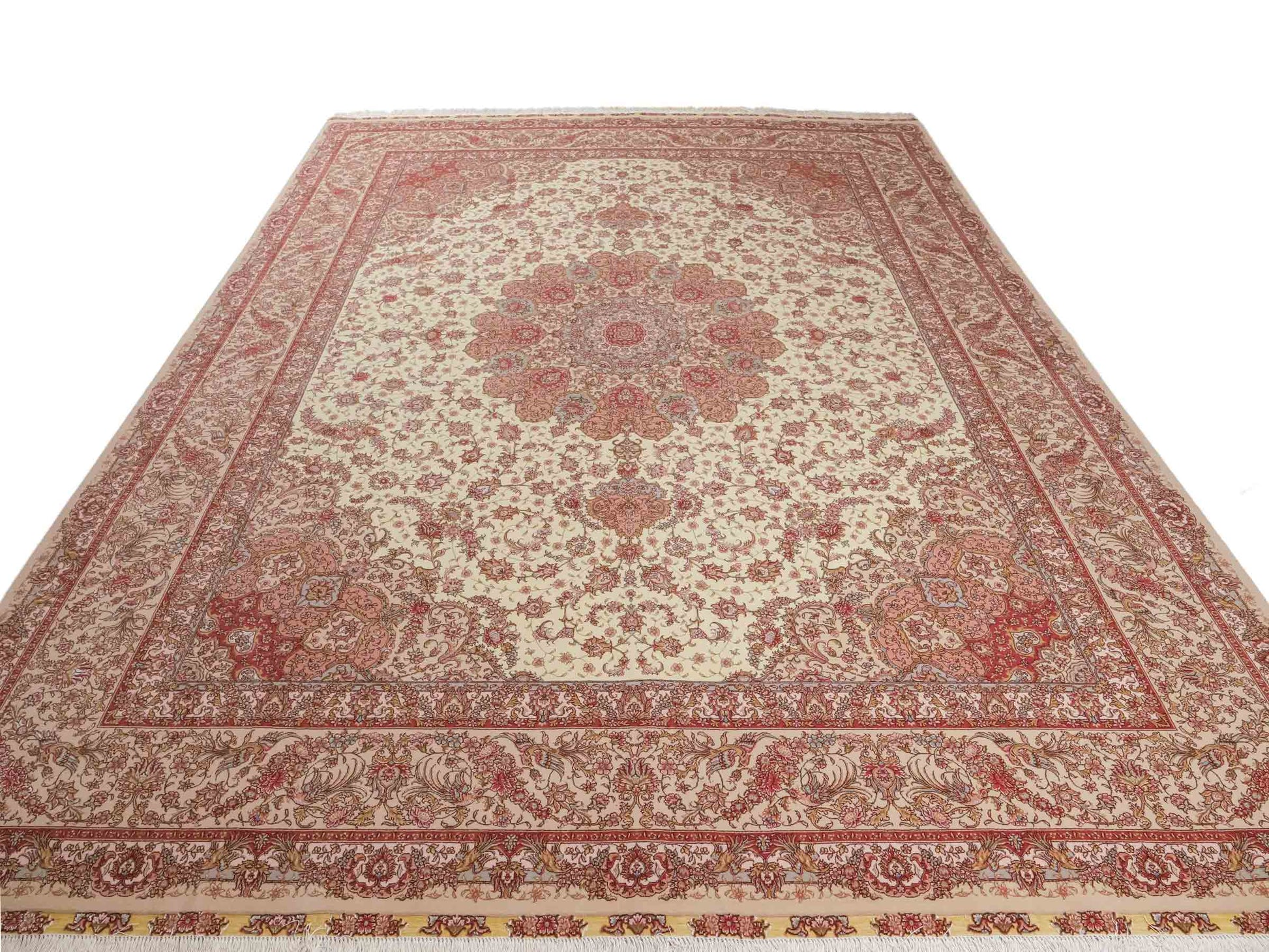 Sehr feiner, handgeknüpfter Khademi Orientteppich mit Täbriz Design aus Wolle mit Seide, creme, rosa. 313x253 cm. Vertrieb durch Jupiter Intl.