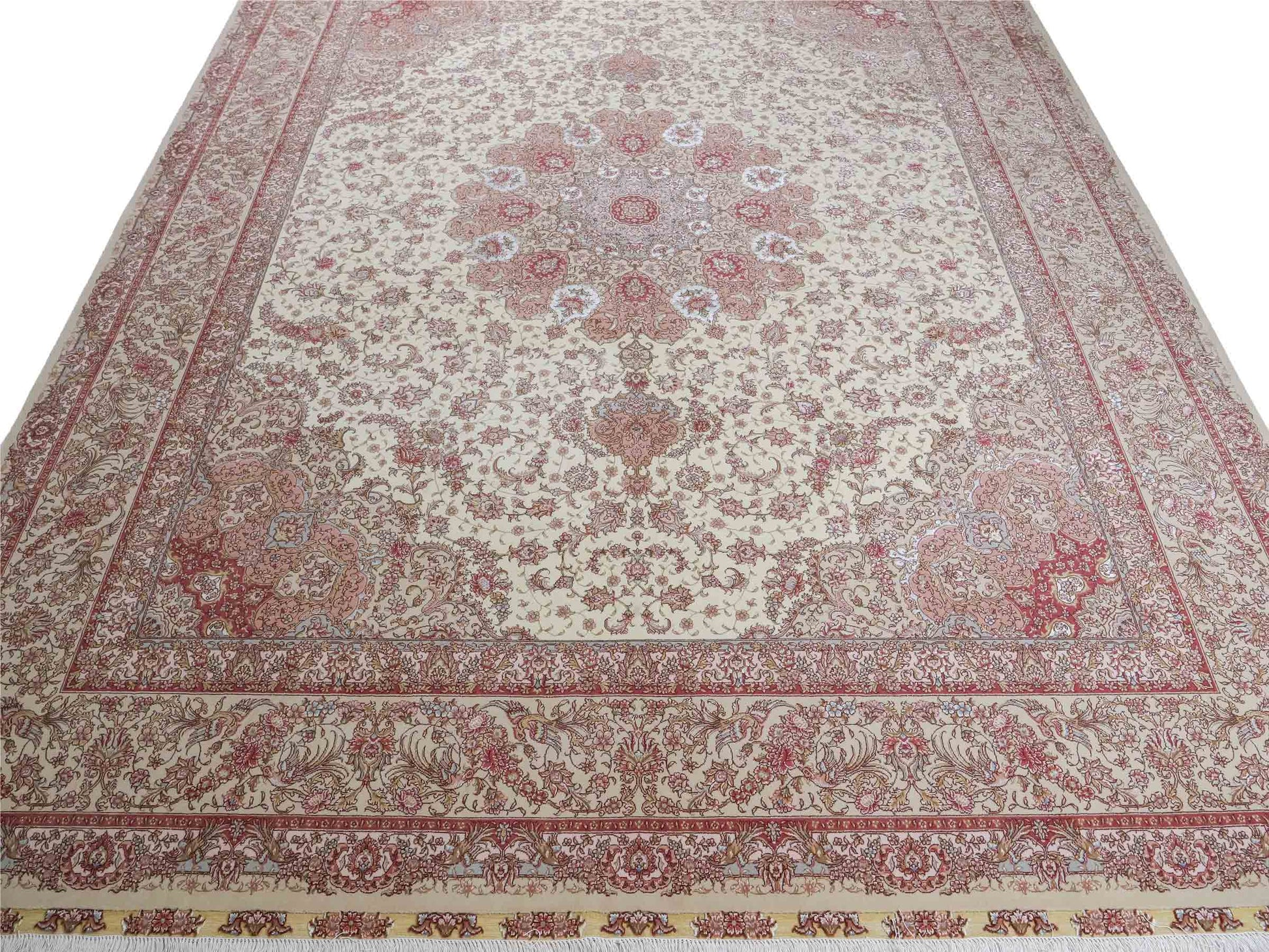 Sehr feiner, handgeknüpfter Khademi Orientteppich mit Täbriz Design aus Wolle mit Seide, creme, rosa. 313x253 cm. Vertrieb durch Jupiter Intl.