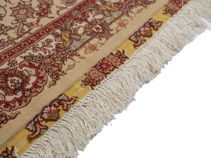 Sehr feiner, handgeknüpfter Khademi Orientteppich mit Täbriz Design aus Wolle mit Seide, creme, rosa. 313x253 cm. Vertrieb durch Jupiter Intl.