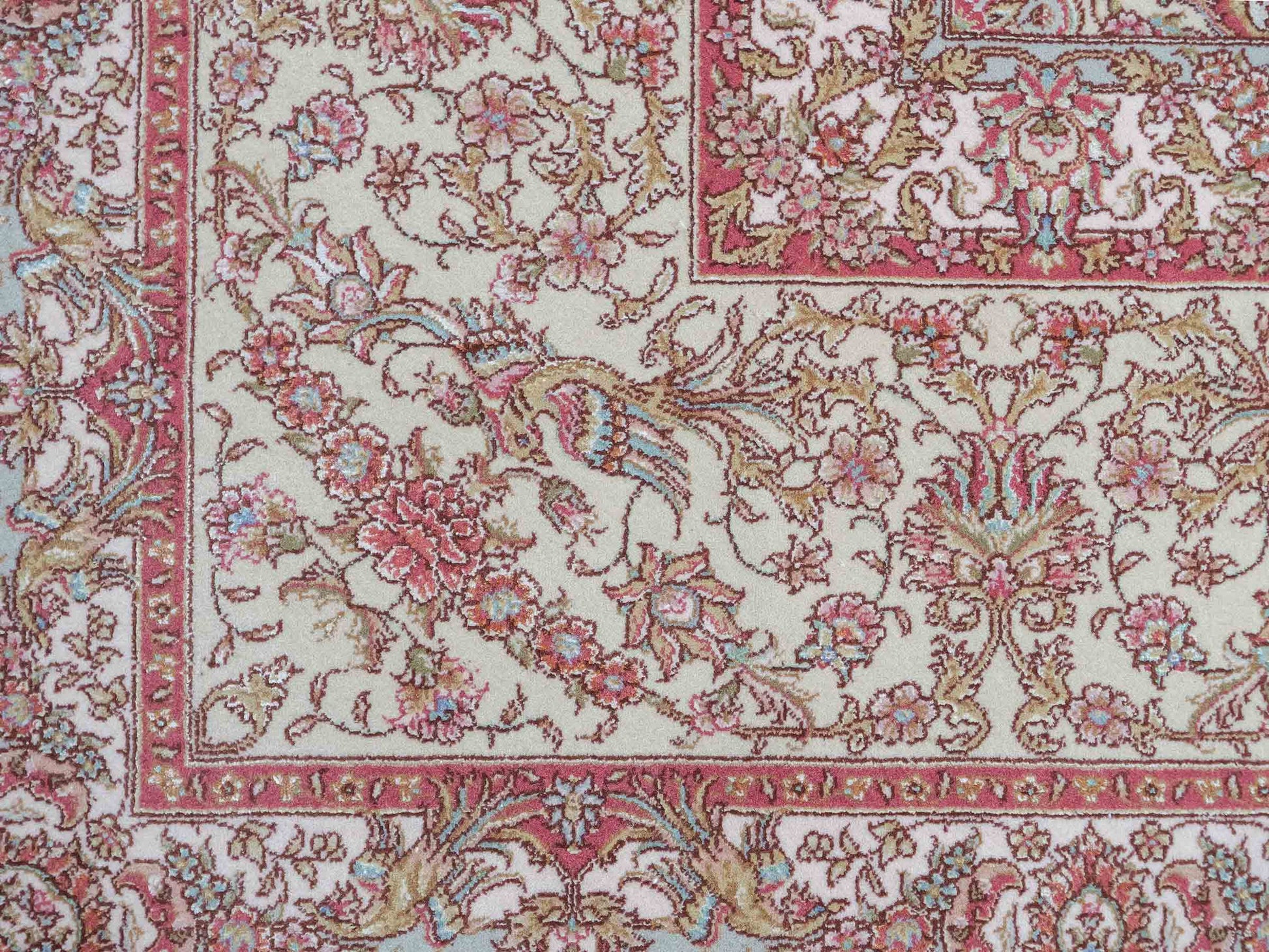 Sehr feiner, handgeknüpfter Khademi Orientteppich mit Täbriz Design aus Wolle mit Seide, creme, rosa. 313x253 cm. Vertrieb durch Jupiter Intl.