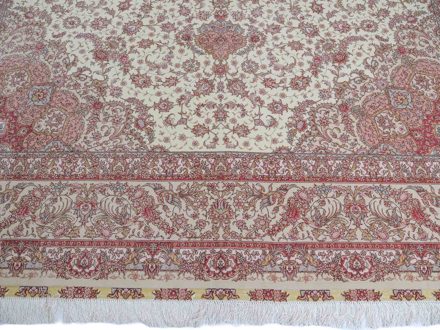 Sehr feiner, handgeknüpfter Khademi Orientteppich mit Täbriz Design aus Wolle mit Seide, creme, rosa. 313x253 cm. Vertrieb durch Jupiter Intl.
