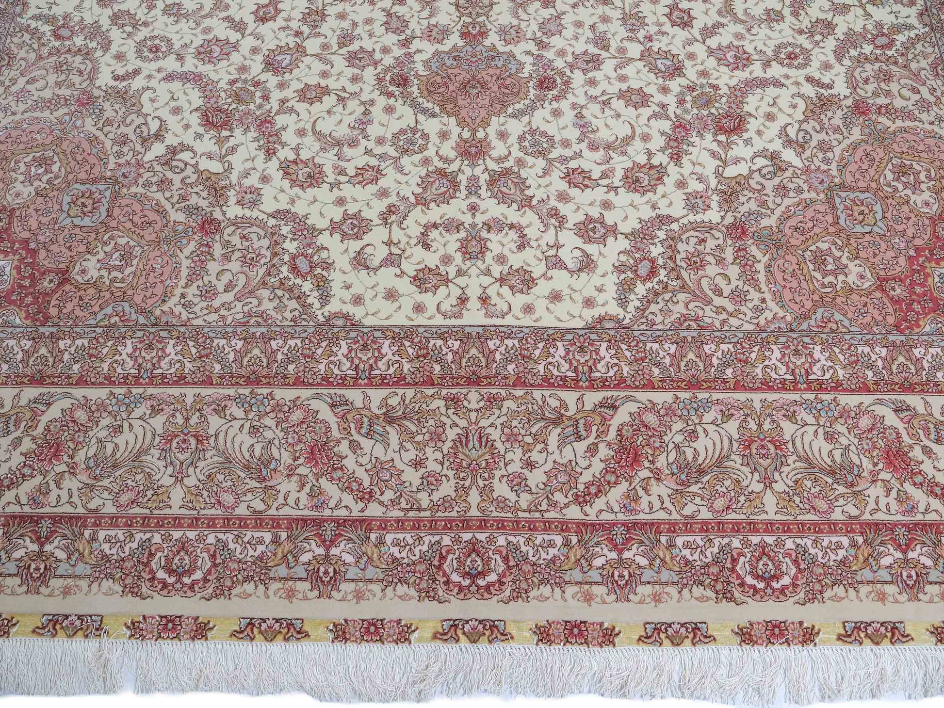 Sehr feiner, handgeknüpfter Khademi Orientteppich mit Täbriz Design aus Wolle mit Seide, creme, rosa. 313x253 cm. Vertrieb durch Jupiter Intl.