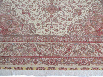 Sehr feiner, handgeknüpfter Khademi Orientteppich mit Täbriz Design aus Wolle mit Seide, creme, rosa. 313x253 cm. Vertrieb durch Jupiter Intl.