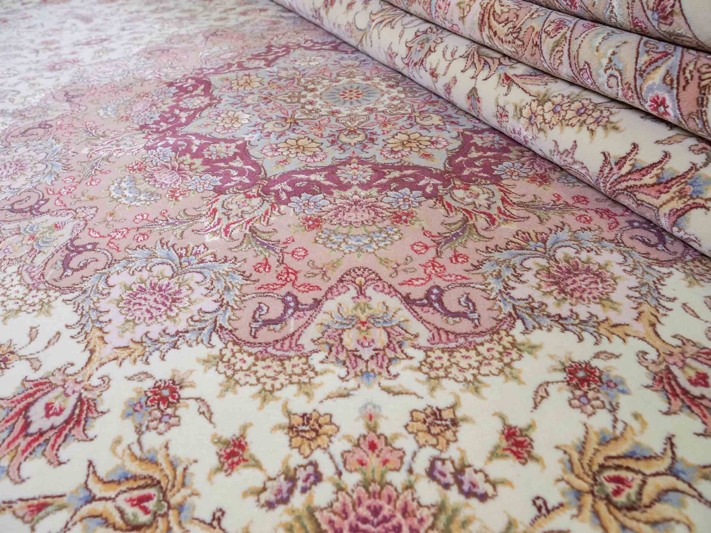 Sehr feiner, handgeknüpfter Khademi Orientteppich mit Täbriz Design aus Wolle mit Seide, creme, rosa. 315x252 cm. Vertrieb durch Jupiter Intl.