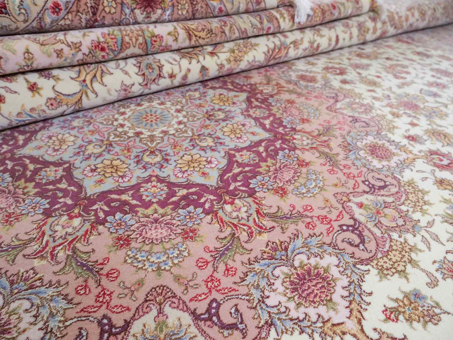 Sehr feiner, handgeknüpfter Khademi Orientteppich mit Täbriz Design aus Wolle mit Seide, creme, rosa. 315x252 cm. Vertrieb durch Jupiter Intl.