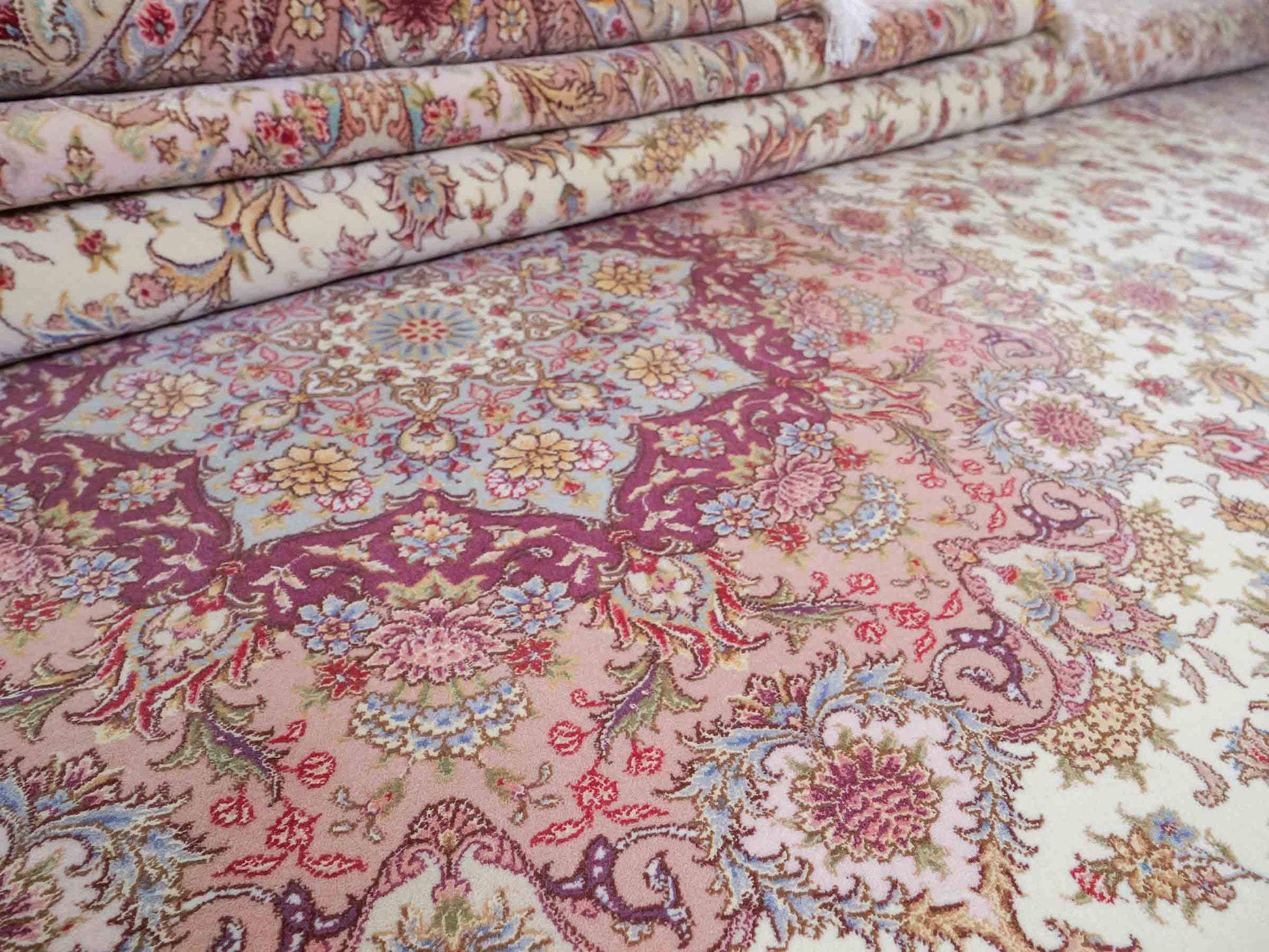 Sehr feiner, handgeknüpfter Khademi Orientteppich mit Täbriz Design aus Wolle mit Seide, creme, rosa. 315x252 cm. Vertrieb durch Jupiter Intl.