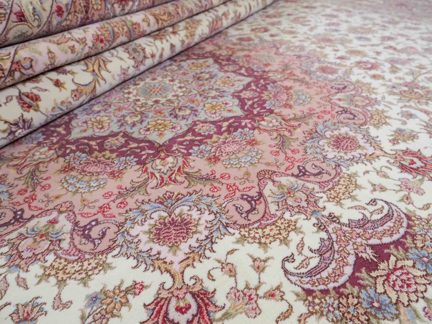 Sehr feiner, handgeknüpfter Khademi Orientteppich mit Täbriz Design aus Wolle mit Seide, creme, rosa. 315x252 cm. Vertrieb durch Jupiter Intl.