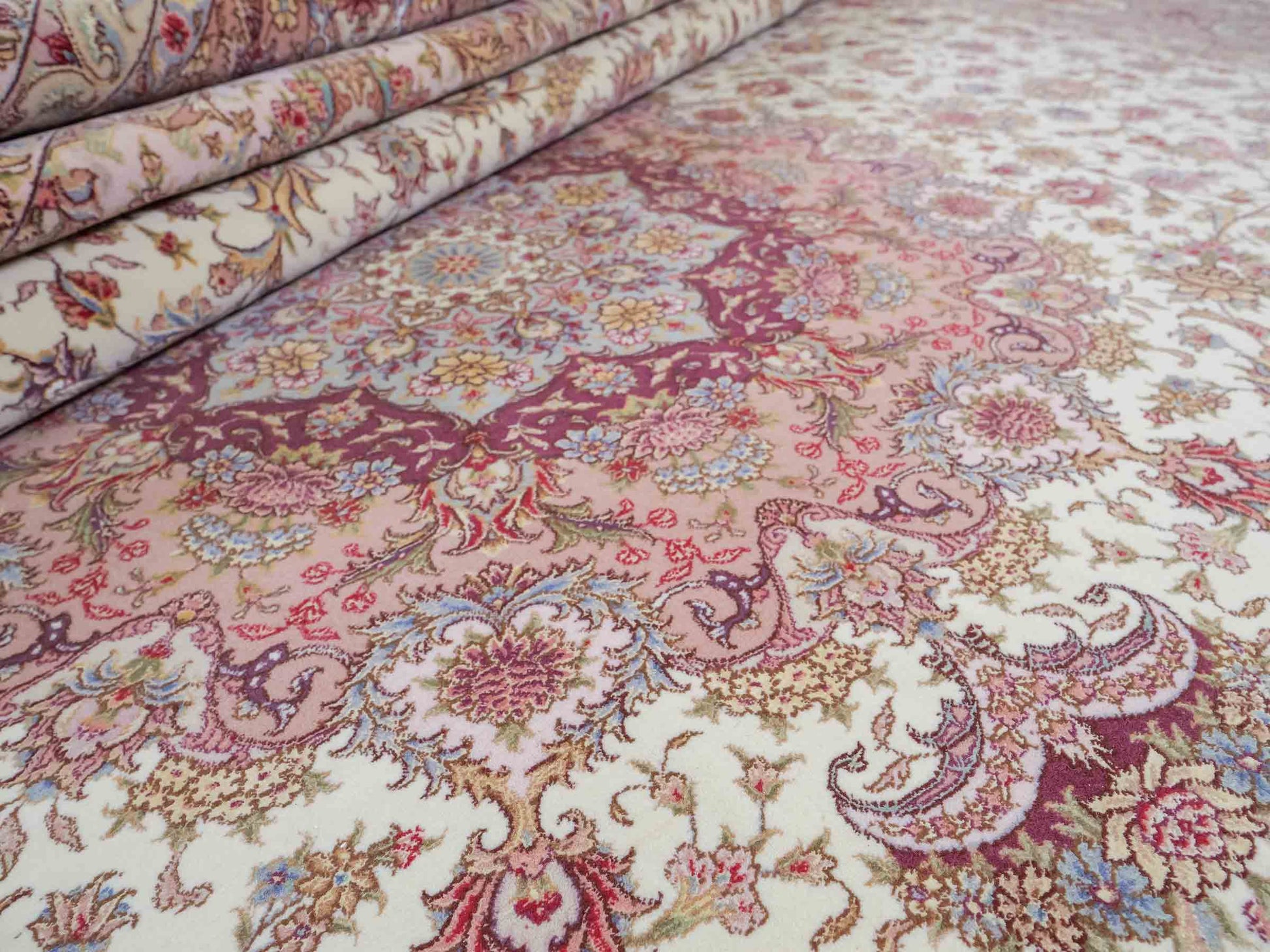 Sehr feiner, handgeknüpfter Khademi Orientteppich mit Täbriz Design aus Wolle mit Seide, creme, rosa. 315x252 cm. Vertrieb durch Jupiter Intl.