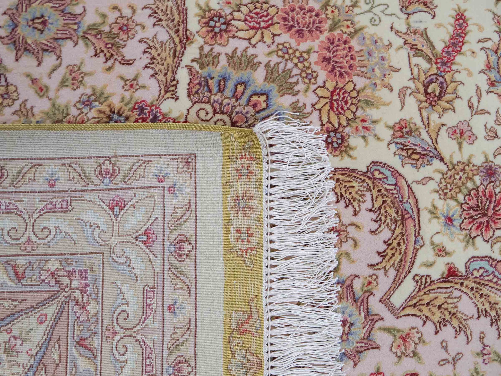 Sehr feiner, handgeknüpfter Khademi Orientteppich mit Täbriz Design aus Wolle mit Seide, creme, rosa. 315x252 cm. Vertrieb durch Jupiter Intl.
