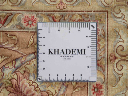 Sehr feiner, handgeknüpfter Khademi Orientteppich mit Täbriz Design aus Wolle mit Seide, creme, rosa. 315x252 cm. Vertrieb durch Jupiter Intl.