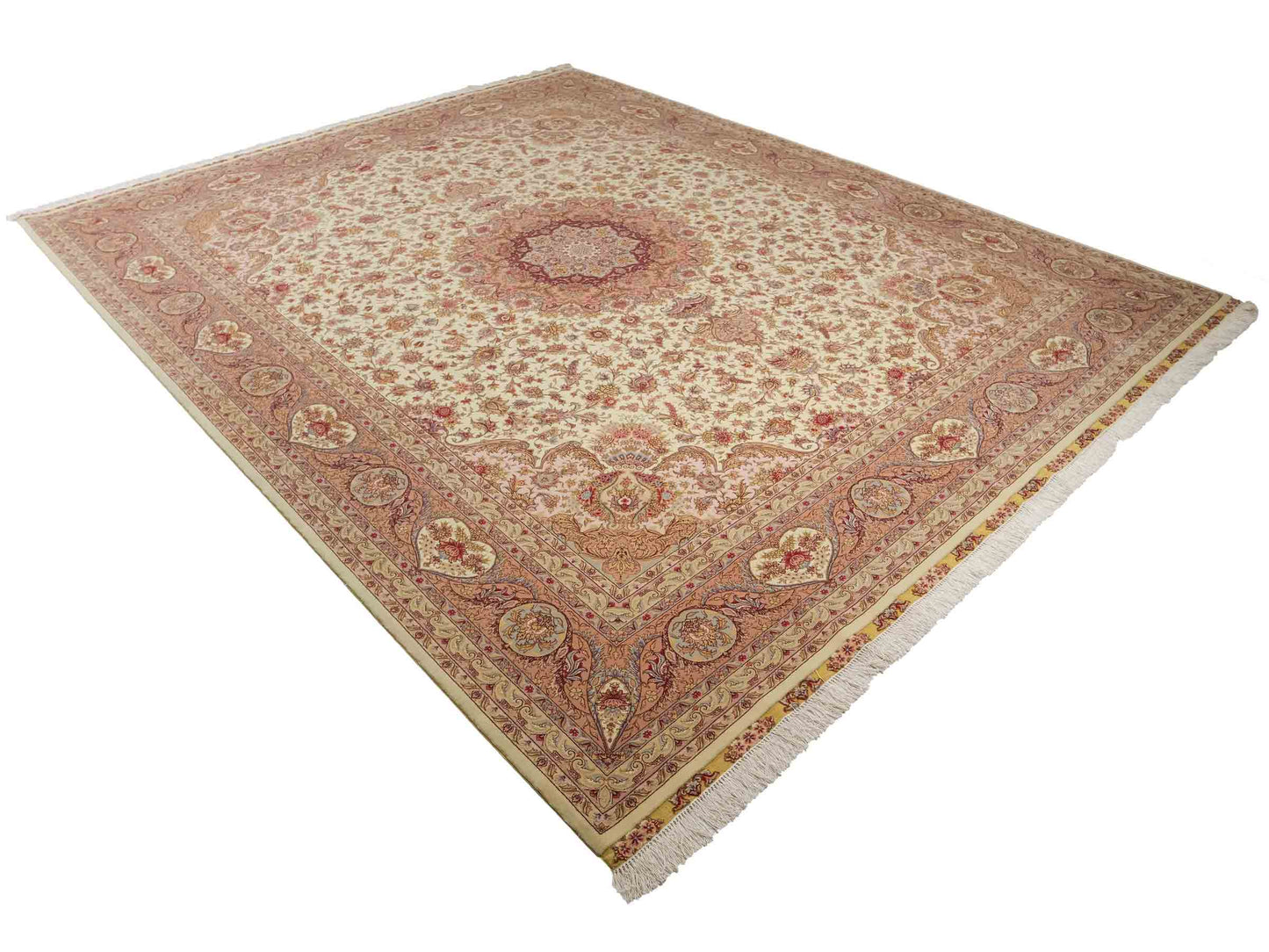 Sehr feiner, handgeknüpfter Khademi Orientteppich mit Täbriz Design aus Wolle mit Seide, creme, rosa. 315x252 cm. Vertrieb durch Jupiter Intl.