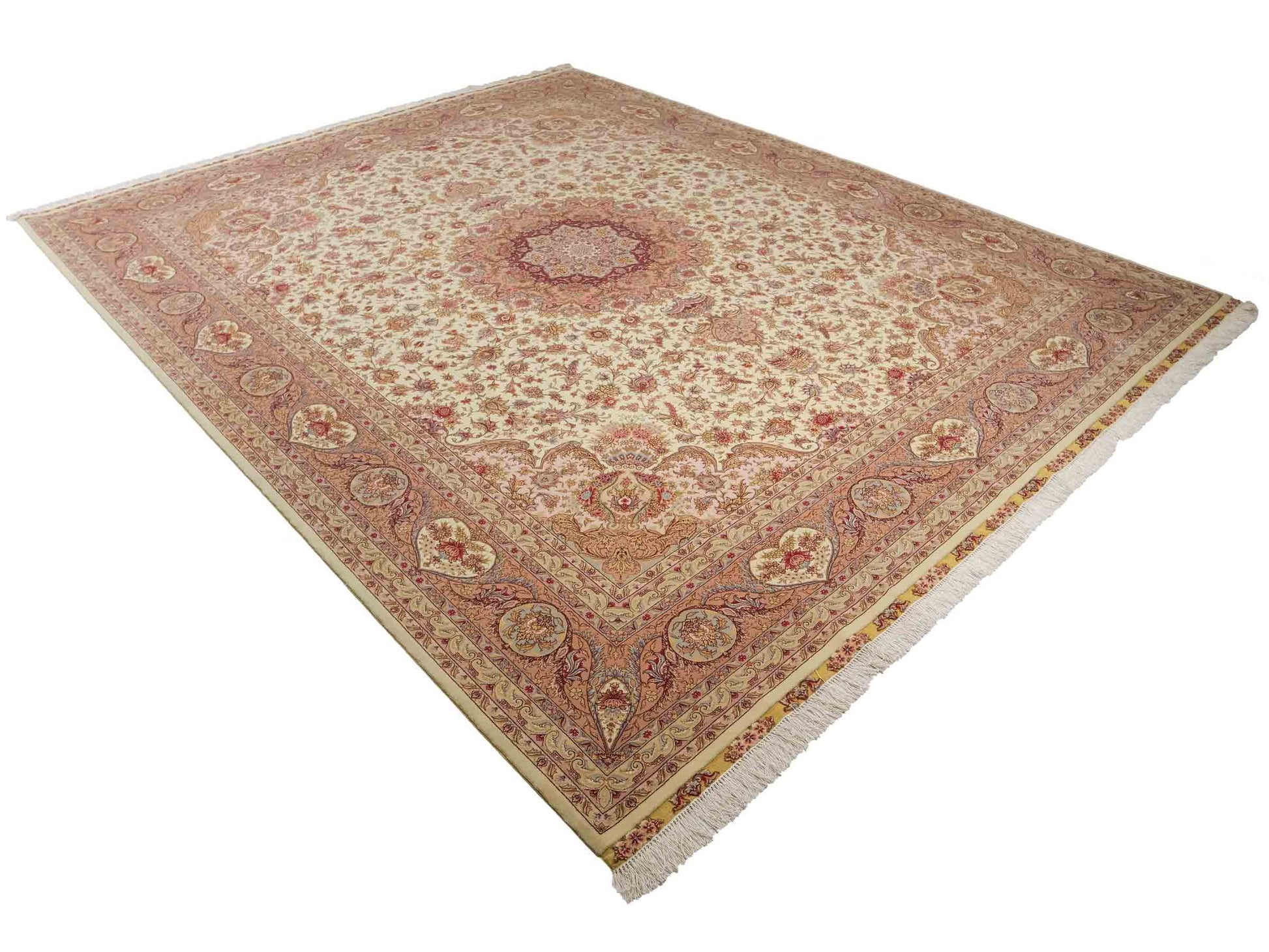 Sehr feiner, handgeknüpfter Khademi Orientteppich mit Täbriz Design aus Wolle mit Seide, creme, rosa. 315x252 cm. Vertrieb durch Jupiter Intl.