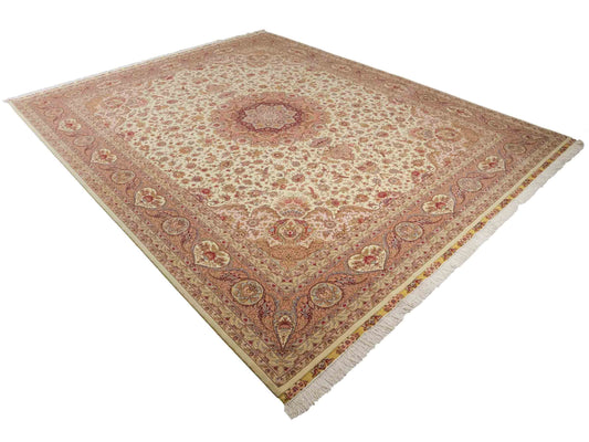 Sehr feiner, handgeknüpfter Khademi Orientteppich mit Täbriz Design aus Wolle mit Seide, creme, rosa. 315x252 cm. Vertrieb durch Jupiter Intl.
