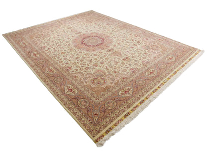 Sehr feiner, handgeknüpfter Khademi Orientteppich mit Täbriz Design aus Wolle mit Seide, creme, rosa. 315x252 cm. Vertrieb durch Jupiter Intl.