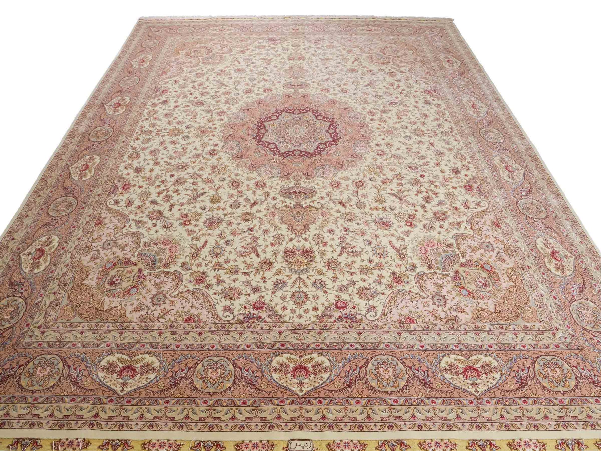 Sehr feiner, handgeknüpfter Khademi Orientteppich mit Täbriz Design aus Wolle mit Seide, creme, rosa. 315x252 cm. Vertrieb durch Jupiter Intl.