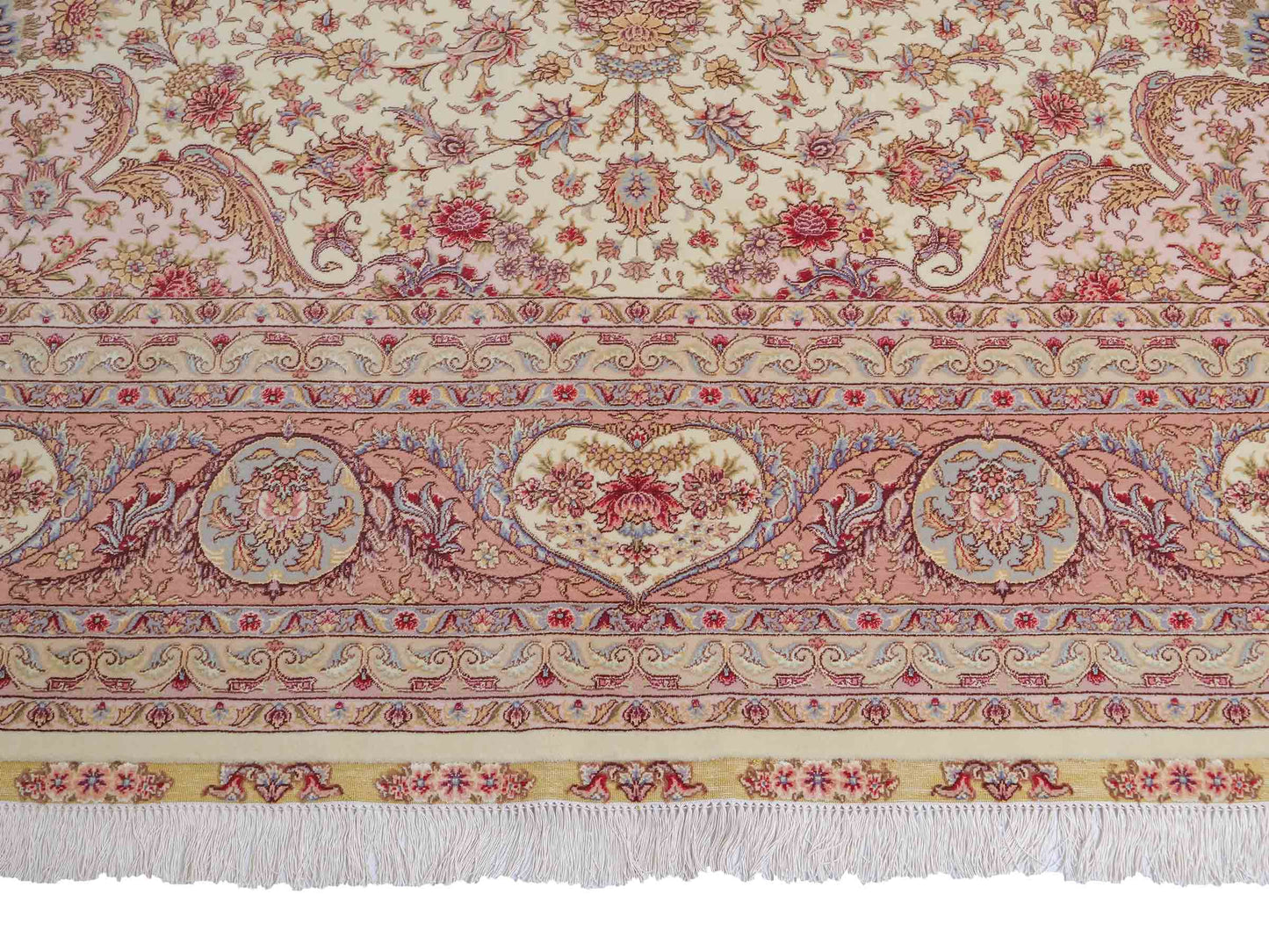 Sehr feiner, handgeknüpfter Khademi Orientteppich mit Täbriz Design aus Wolle mit Seide, creme, rosa. 315x252 cm. Vertrieb durch Jupiter Intl.