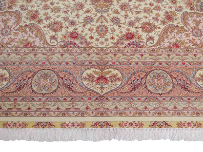 Sehr feiner, handgeknüpfter Khademi Orientteppich mit Täbriz Design aus Wolle mit Seide, creme, rosa. 315x252 cm. Vertrieb durch Jupiter Intl.