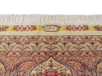 Sehr feiner, handgeknüpfter Khademi Orientteppich mit Täbriz Design aus Wolle mit Seide, creme, rosa. 315x252 cm. Vertrieb durch Jupiter Intl.